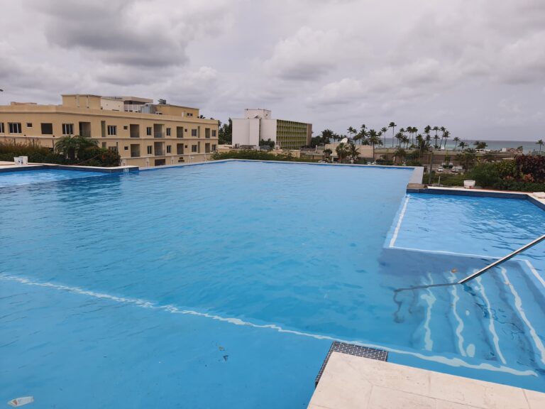 Impermeabilización con poliurea y acabado poliaspártico: vaso de piscina – registro de obra 12, Aruba