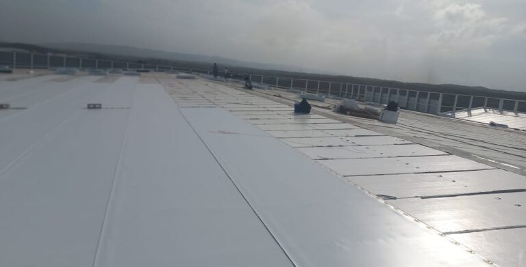 Cubierta deck con aislamiento PIR y membrana PVC: cubierta metálica – registro de obra 6, Barranquilla