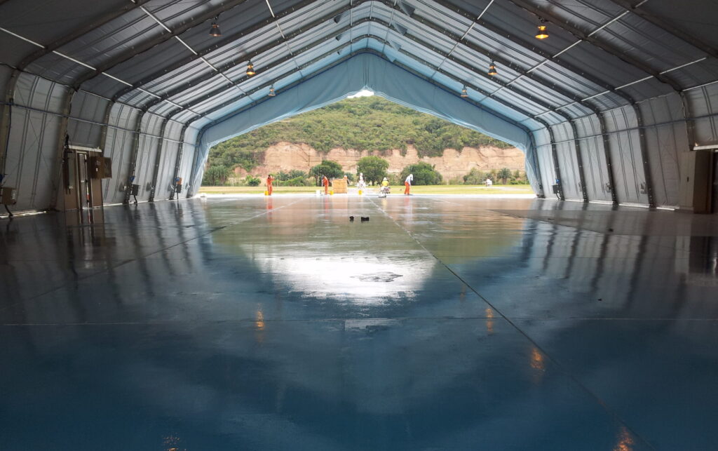 Piso epóxico con demarcación en un hangar de aviación de Melgar (Tolima) – foto 2