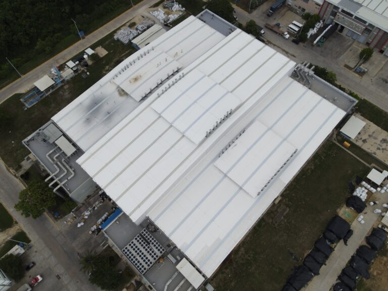 Impermeabilización de cubierta metálica con membrana PVC fijada mecánicamente en una planta industrial de Cartagena – foto 2