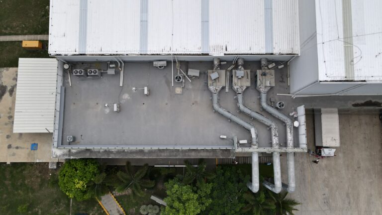 Impermeabilización de cubierta metálica con membrana PVC fijada mecánicamente en una planta industrial de Cartagena – foto 3