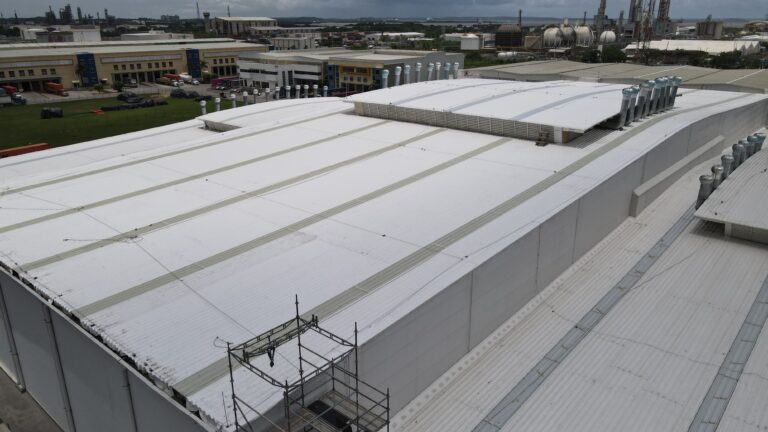 Impermeabilización de cubierta metálica con membrana PVC fijada mecánicamente en una planta industrial de Cartagena – foto 4