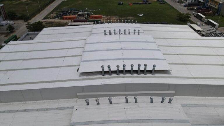 Impermeabilización de cubierta metálica con membrana PVC fijada mecánicamente en una planta industrial de Cartagena – foto 5