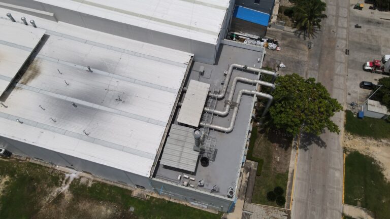 Impermeabilización de cubierta metálica con membrana PVC fijada mecánicamente en una planta industrial de Cartagena – foto 6