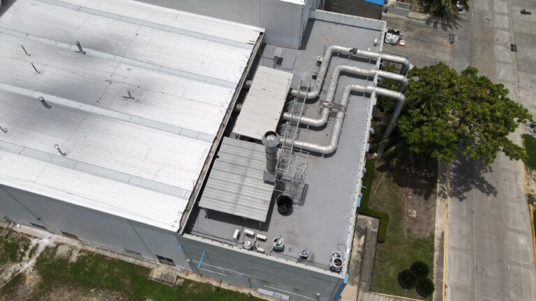 Impermeabilización de cubierta metálica con membrana PVC fijada mecánicamente en una planta industrial de Cartagena – foto 7