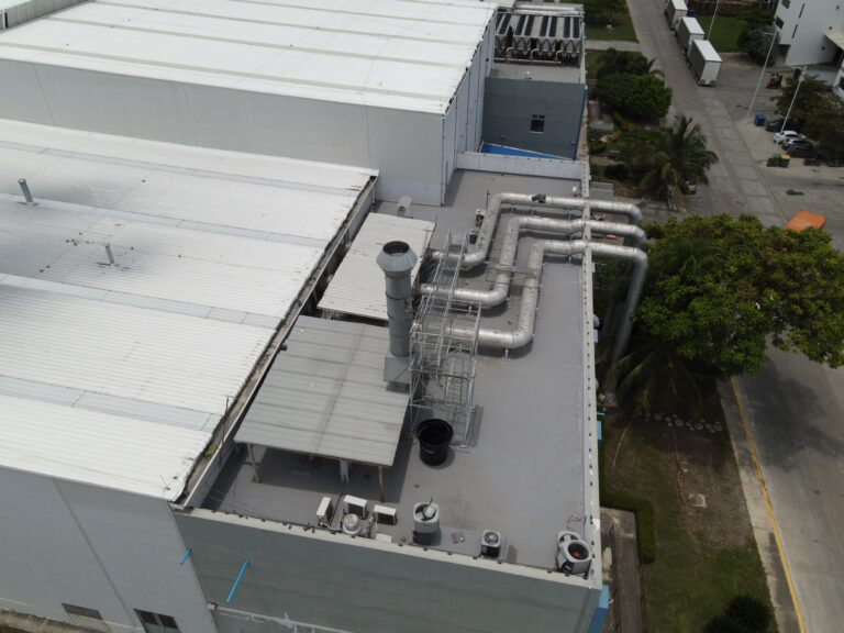 Impermeabilización de cubierta metálica con membrana PVC fijada mecánicamente en una planta industrial de Cartagena – foto 8