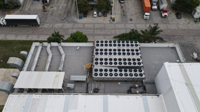 Impermeabilización de cubierta metálica con membrana PVC fijada mecánicamente en una planta industrial de Cartagena – foto 9
