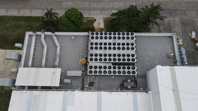 Impermeabilización de cubierta metálica con membrana PVC fijada mecánicamente en una planta industrial de Cartagena – foto 10