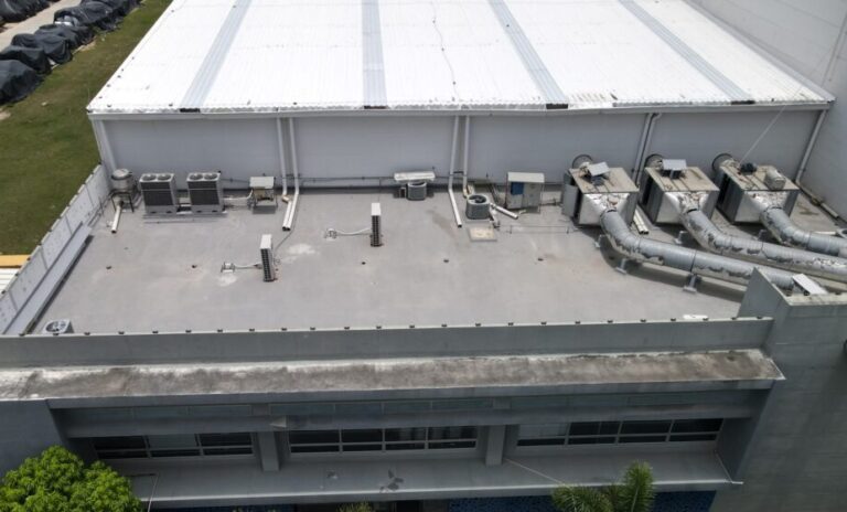 Impermeabilización de cubierta metálica con membrana PVC fijada mecánicamente en una planta industrial de Cartagena – foto 11