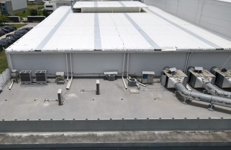 Impermeabilización de cubierta metálica con membrana PVC fijada mecánicamente en una planta industrial de Cartagena – foto 12