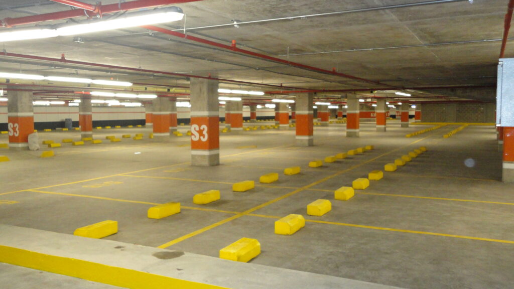 Nivelación de piso de sótano de parqueaderos con mortero autonivelante en un edificio corporativo de Bogotá – foto 2