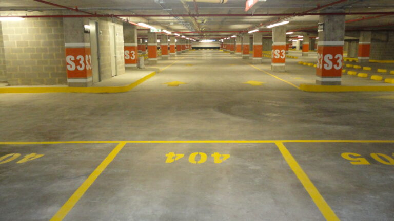 Nivelación de piso de sótano de parqueaderos con mortero autonivelante en un edificio corporativo de Bogotá – foto 1