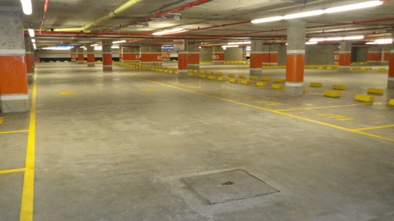 Nivelación de piso de sótano de parqueaderos con mortero autonivelante en un edificio corporativo de Bogotá – foto 3