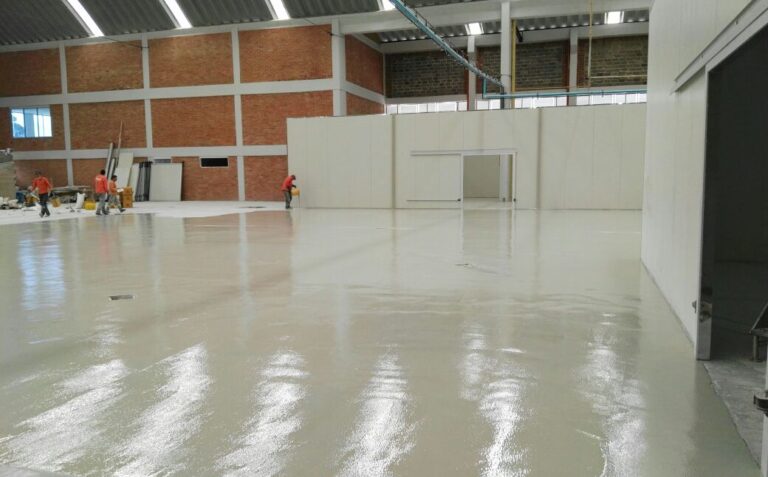 Piso de poliuretano cemento: piso de bodega – vista general, Bogotá