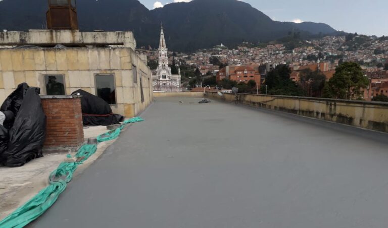Impermeabilización con poliurea en caliente: cubierta – registro de obra 8, Bogotá