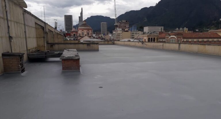 Impermeabilización con poliurea en caliente: cubierta – vista general, Bogotá
