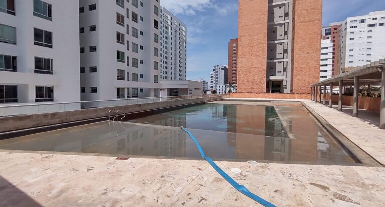 Impermeabilización con poliurea en caliente: vaso de piscina – registro de obra 14, Barranquilla