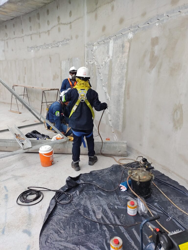 Impermeabilización de tanques con poliurea en caliente en una planta industrial de tratamiento de aguas residuales en Barrancabermeja (Santander) – foto 11