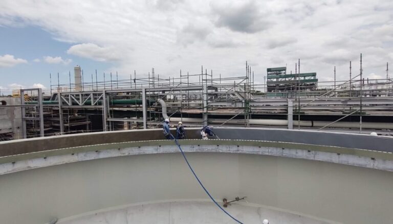 Impermeabilización de tanques con poliurea en caliente en una planta industrial de tratamiento de aguas residuales en Barrancabermeja (Santander) – foto 1