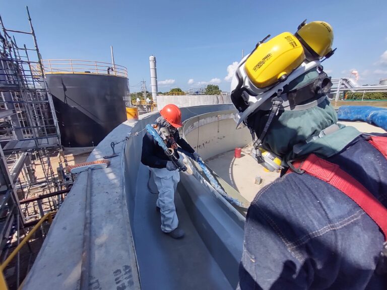 Impermeabilización de tanques con poliurea en caliente en una planta industrial de tratamiento de aguas residuales en Barrancabermeja (Santander) – foto 6