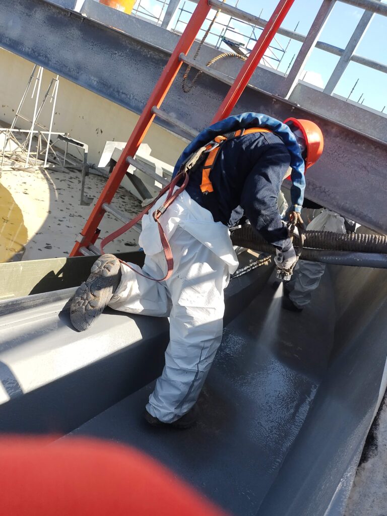 Impermeabilización de tanques con poliurea en caliente en una planta industrial de tratamiento de aguas residuales en Barrancabermeja (Santander) – foto 5