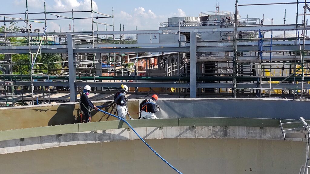 Impermeabilización de tanques con poliurea en caliente en una planta industrial de tratamiento de aguas residuales en Barrancabermeja (Santander) – foto 2