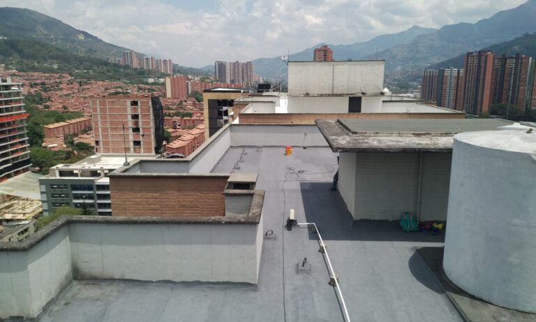 Impermeabilización acrílica reforzada (BUR): cubierta – registro de obra 14, Bello