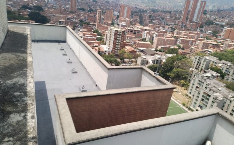 Impermeabilización acrílica reforzada (BUR): cubierta – registro de obra 13, Bello