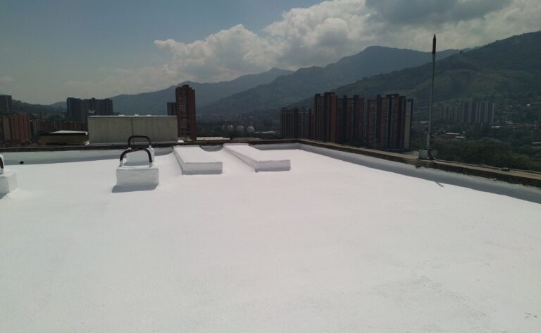 Impermeabilización acrílica reforzada (BUR): cubierta – vista general, Bello