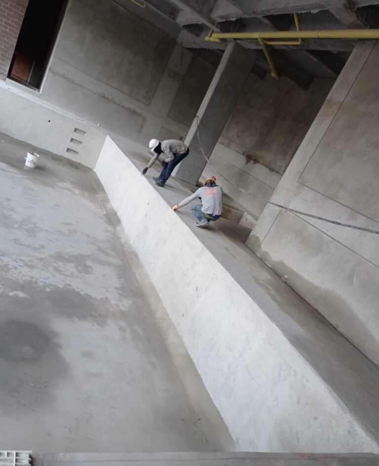 Impermeabilización con poliurea en caliente: vaso de piscina – registro de obra 7, Medellín