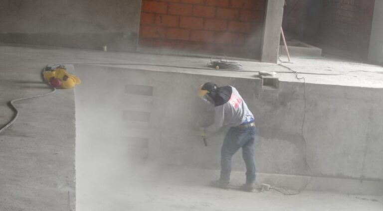 Impermeabilización con poliurea en caliente: vaso de piscina – registro de obra 9, Medellín
