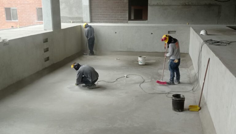 Impermeabilización con poliurea en caliente: vaso de piscina – registro de obra 10, Medellín