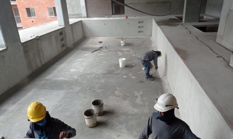 Impermeabilización con poliurea en caliente: vaso de piscina – registro de obra 11, Medellín