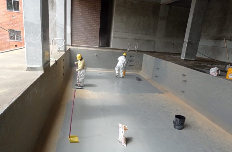 Impermeabilización con poliurea en caliente: vaso de piscina – registro de obra 2, Medellín