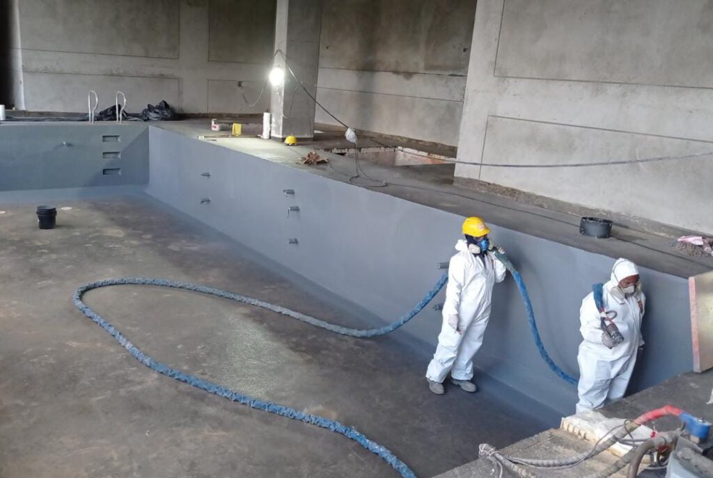 Impermeabilización con poliurea en caliente: vaso de piscina – registro de obra 1, Medellín