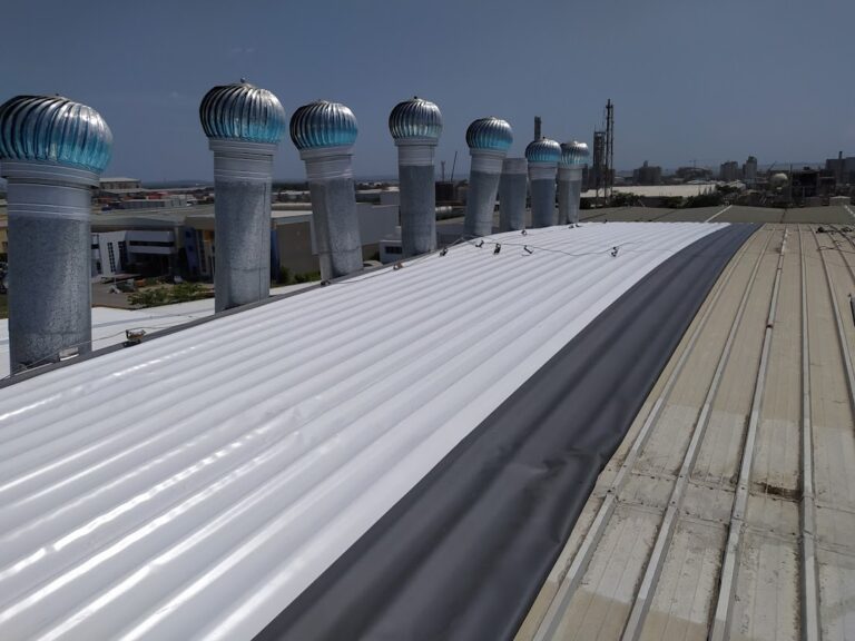 Impermeabilización de cubierta metálica con membrana PVC fijada mecánicamente en una planta industrial de Cartagena – foto 13