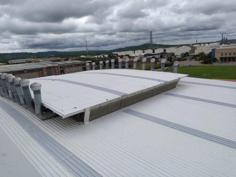 Impermeabilización de cubierta metálica con membrana PVC fijada mecánicamente en una planta industrial de Cartagena – foto 14