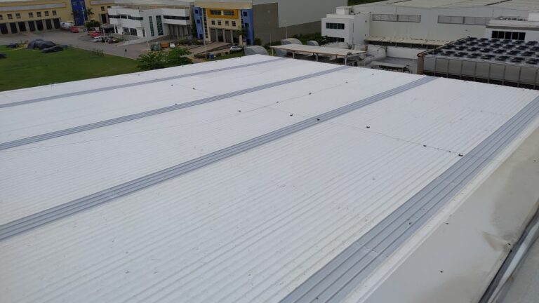 Impermeabilización de cubierta metálica con membrana PVC fijada mecánicamente en una planta industrial de Cartagena – foto 15