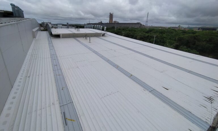 Impermeabilización de cubierta metálica con membrana PVC fijada mecánicamente en una planta industrial de Cartagena – foto 16