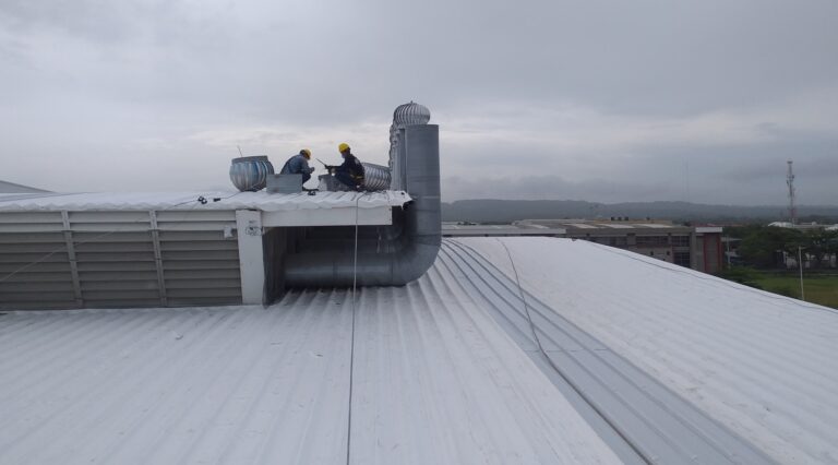 Impermeabilización de cubierta metálica con membrana PVC fijada mecánicamente en una planta industrial de Cartagena – foto 17