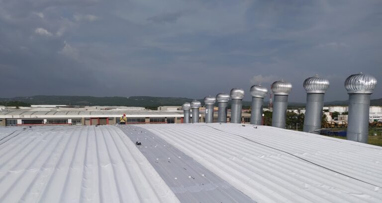 Impermeabilización de cubierta metálica con membrana PVC fijada mecánicamente en una planta industrial de Cartagena – foto 18