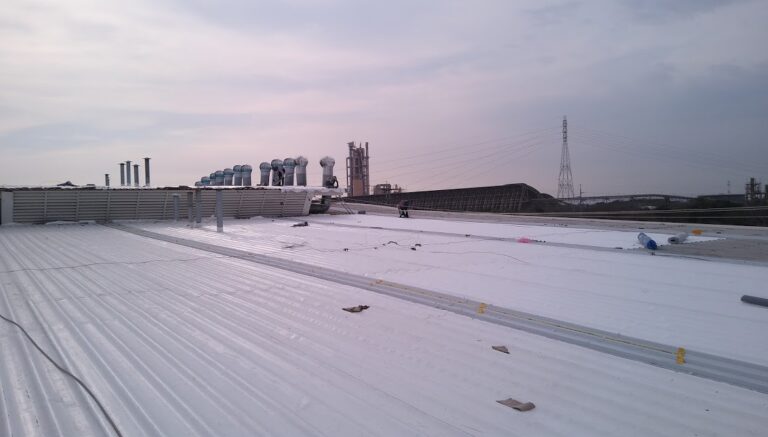 Impermeabilización de cubierta metálica con membrana PVC fijada mecánicamente en una planta industrial de Cartagena – foto 19