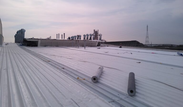 Impermeabilización de cubierta metálica con membrana PVC fijada mecánicamente en una planta industrial de Cartagena – foto 20