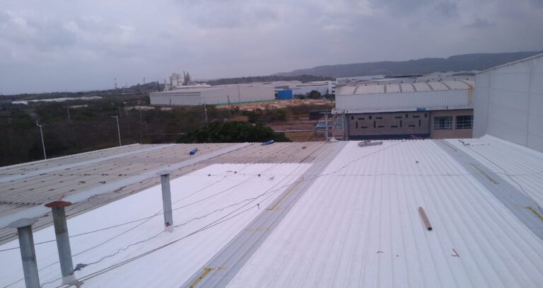 Impermeabilización de cubierta metálica con membrana PVC fijada mecánicamente en una planta industrial de Cartagena – foto 21