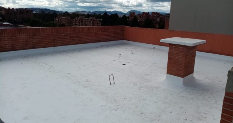 Impermeabilización con membrana PVC adherida: cubierta – vista general, Bogotá