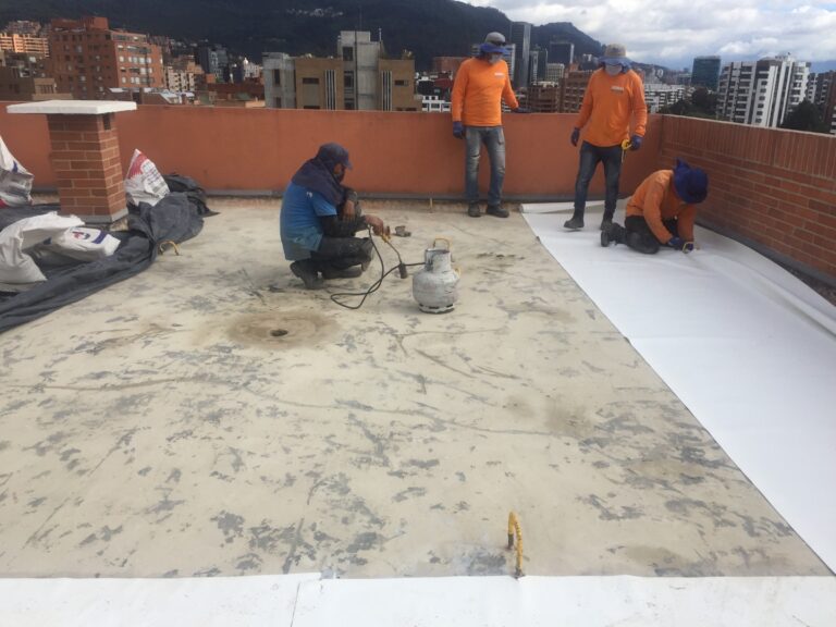 Impermeabilización con membrana PVC adherida: cubierta – registro de obra 2, Bogotá