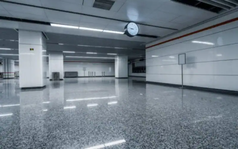 Piso de granito polimérico tipo flake instalado por GSA Ingeniería