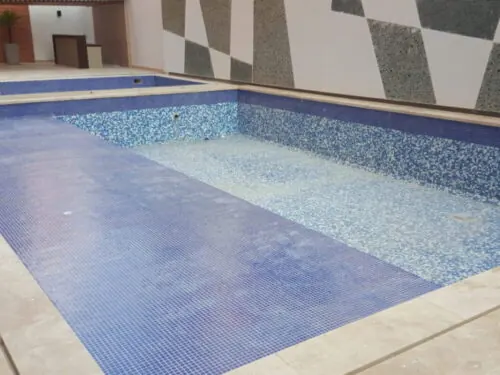 Edificio residencial — piscina membrana PVC Barranquilla