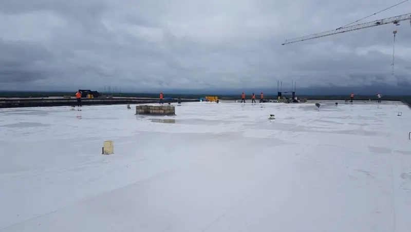 Clínica Serena del Mar — cubierta PVC 30.000 m²