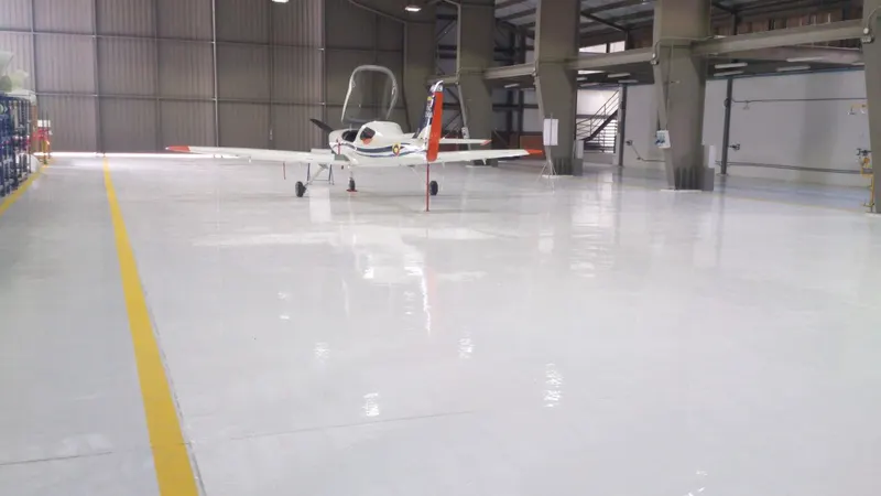 Piso Sikafloor hangar avionetas